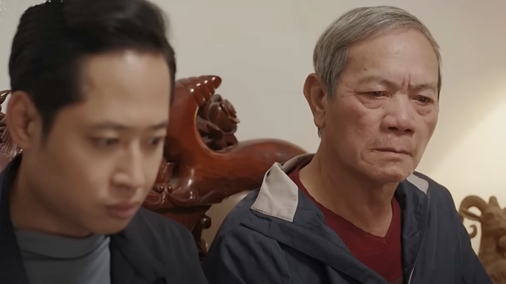 phim-duoi-bong-cay-hanh-phuc-tap-30-vtv1-3-112954_404.jpg Dưới bóng cây hạnh phúc tập 30: Ông Công và mọi người tỏ ra khó chịu khi Son không thông báo kết quả. Ảnh chụp màn hình