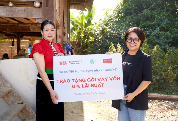 trao-tang-goi-vay-von-ho-tro-phu-nu-tinh-yen-bai-150239_900.jpg Đại diện Home Credit trao tặng gói vay vốn hỗ trợ phụ nữ tỉnh Yên Bái.