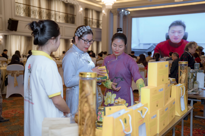 Các đại biểu tham quan gian hàng đặc sản Huế. Ảnh: DLH.