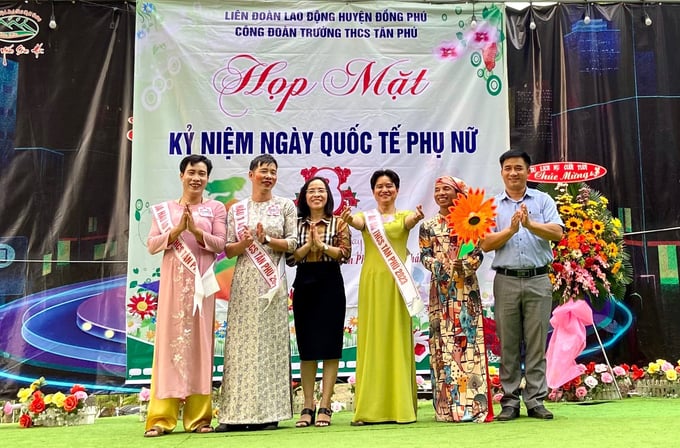 hai-huoc-nhung-nguoi-dep-ao-dai-toc-ngan-100847_943.jpg Ngoài cuộc thi 'Duyên dáng áo dài' dành cho nữ cán bộ giáo viên, công nhân viên nhà trường, còn có cuộc thi vui nhộn, hài hước 'hoa hậu áo dài' dành cho nam giới. Ảnh: Hài Yến.