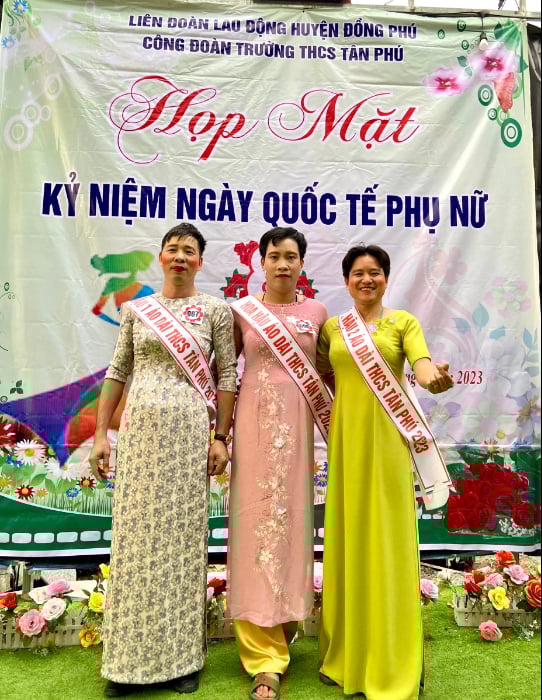 picture3-100331_541.jpeg 3 'hoa hậu áo dài' là 'mỹ nam của trường THCS Tân Phú. Ảnh: Hải Yến.