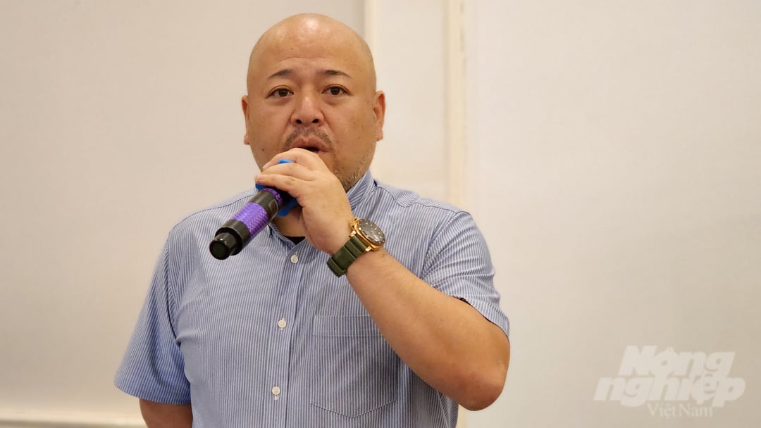 Ông Masaaki Uesugi, Chủ tịch Công ty Cổ phần Tromso Nhật Bản đánh giá, than sinh học có một số thành phần có thể thay thế cho phân bón, hiệu quả làm tăng độ phì nhiêu đất, tăng năng suất cây trồng. Ảnh: Kim Anh.