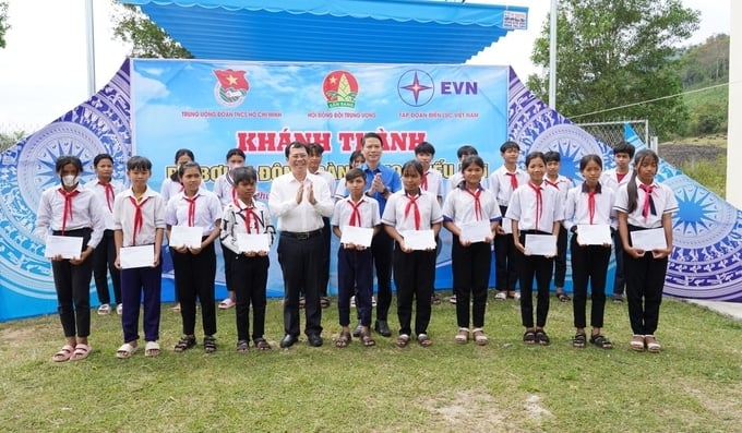 Dịp này Công ty Cổ phần Thủy điện Sông Ba Hạ trao tặng 20 suất học bổng cho học sinh tại Trường Tiểu học và Trung học cơ sở Suối Trai. Ảnh: HT.