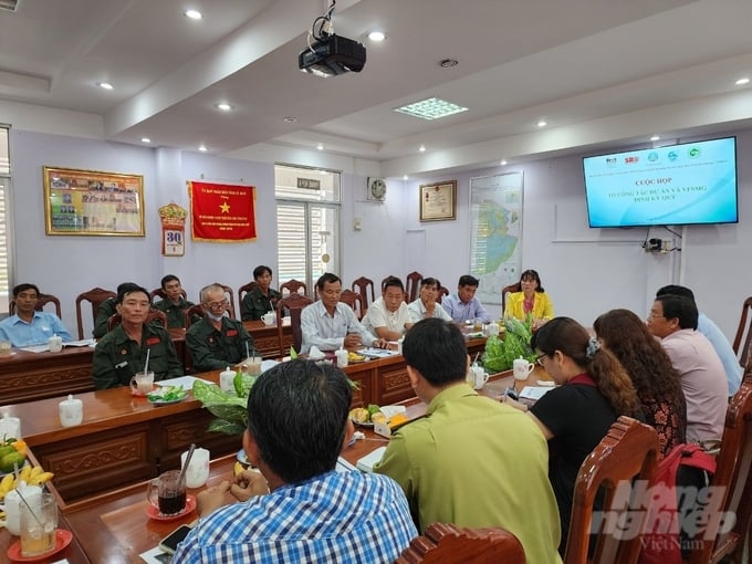 Dự án đã mở các lớp tập huấn kỹ thuật trồng rừng ngập mặn cho đại diện các hộ gia đình có diện tích trồng rừng mới và trồng rừng bổ sung tại Ban Quản lý rừng phòng hộ. Ảnh: Trọng Linh.