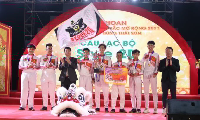 img_9872-174114_235.jpg Ông Trần Hồng Tiến, Bí thư Huyện ủy Krông Pắc và ông Vũ Ngọc Huy, Phó tổng Giám đốc Công ty Cổ phần Thương mại Xuất nhập khẩu Dũng Thái Sơn trao giải nhất cho đội thi phần Hoa mai thung. Ảnh: Quang Yên.
