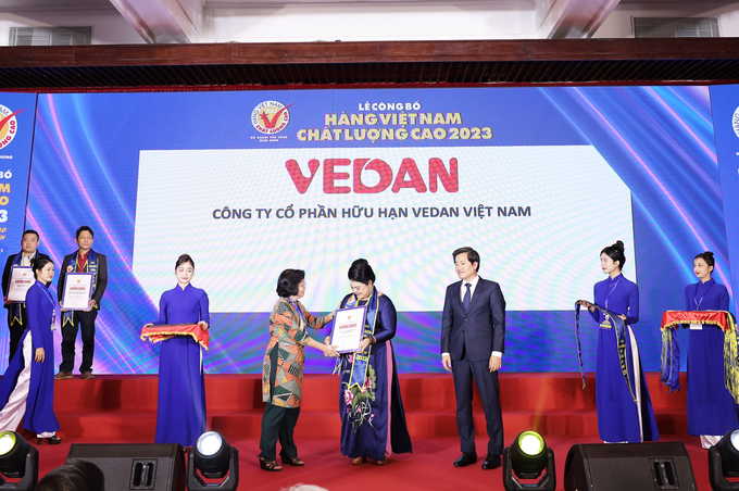 vedan-viet-nam-8-nam-lien-tiep-nhan-giai-hang-viet-nam-chat-luong-cao-154756_506.jpg Đại diện Vedan Việt Nam nhận chứng nhận Hàng Việt Nam chất lượng cao 2023.