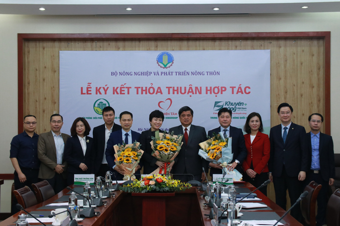 Lễ ký thỏa thuận hợp tác giữa Văn phòng Điều phối Nông thôn mới Trung ương, Quỹ Thiện Tâm và Trung tâm Khuyến nông Quốc gia Ảnh: Hoàng Giang.