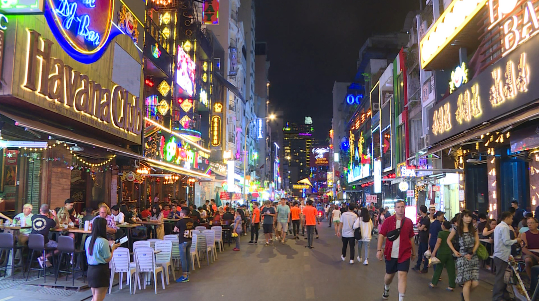 pho-bui-vien-143244_182.jpg Phố Bùi Viện hoạt động về đêm luôn thu hút khách du lịch trong và ngoài nước mỗi khi có dịp đến TP. HCM. Ảnh: Lê Bình.