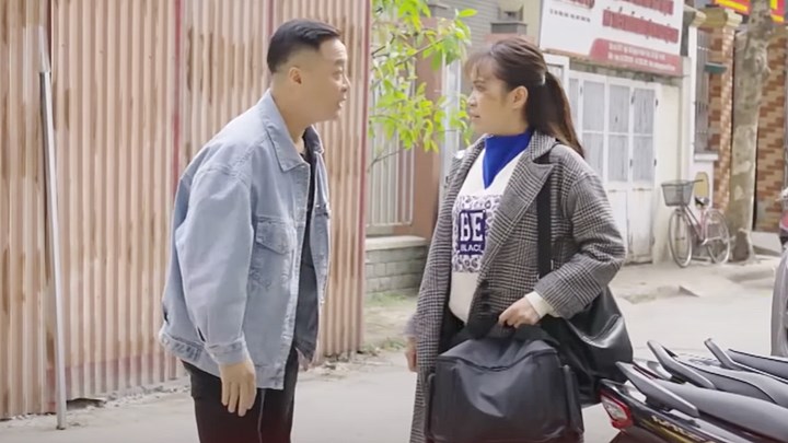 truc-tiep-duoi-bong-cay-hanh-phuc-tap-36-tren-vtv1-hom-nay-16-3-163313_333.jpg Dưới bóng cây hạnh phúc tập 36: Son bị người đàn ông lạ mặt sàm sỡ. Ảnh chụp màn hình