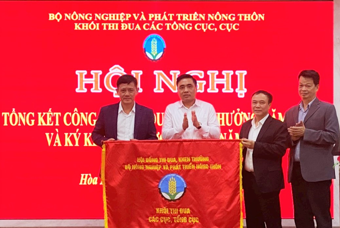 khoi-cac-cuc-ky-giao-uoc-thi-dua-khen-thuong-nam-2023-132734_242.jpg Thứ trưởng Bộ NN-PTNT Nguyễn Quốc Trị (áo trắng) trao cờ thi đua của Hội đồng thi đua, khen thưởng Bộ NN-PTNT cho khối thi đua khen thưởng các Tổng Cục, Cục năm 2022.