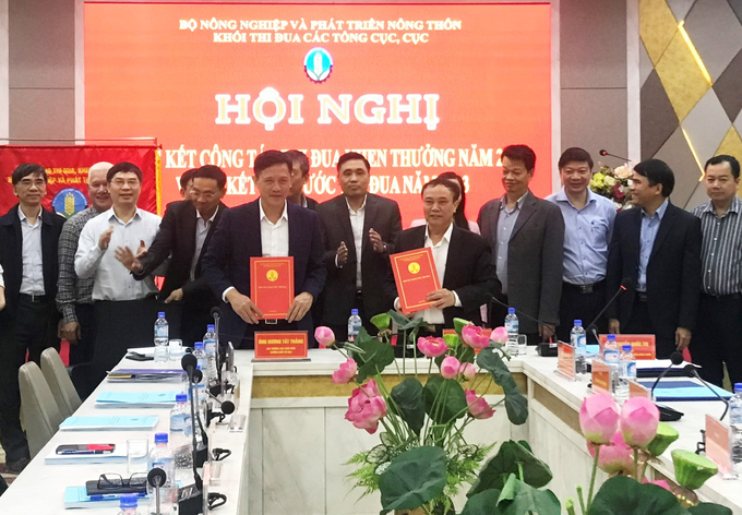 khoi-cac-cuc-ky-giao-uoc-thi-dua-khen-thuong-nam-2023-133005_584.jpg Đại diện các Cục (Bộ NN-PTNT) ký giao ước thi đua năm 2023.