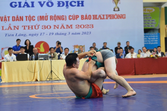 vat-tien-lang-12-151402_700.jpg Trận đấu mở màn của đo vật Hoàng Văn Nam (Hải Phòng), HCV Seagames và đô vật Nguyễn Thế Cử (Vĩnh Phúc), kiện tướng Quốc gia. Ảnh: Đinh Mười.