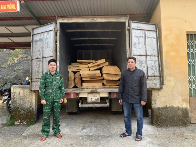 Tang vật vụ vận chuyển gỗ trái phép được đưa về Đồn Biên phòng Hương Nguyên để xử lý. Ảnh: BPH.