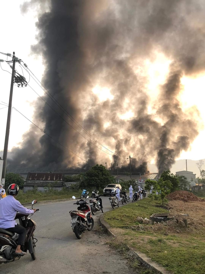 4-093802_790.jpg Nhiều công nhân đã được công ty cho nghỉ việc trong sáng nay. Ảnh: CTV.