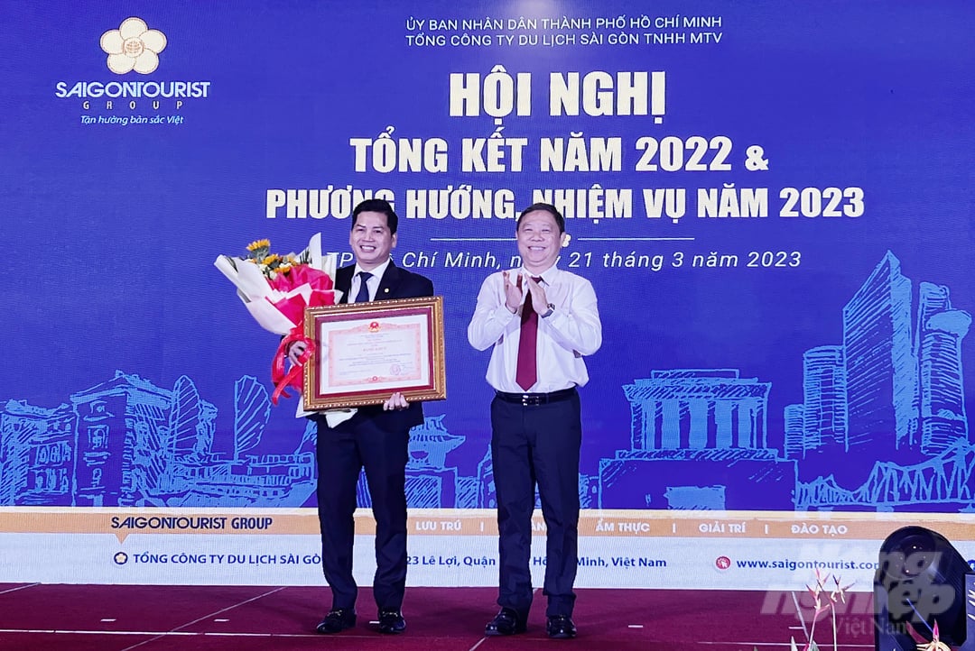 img_5712-161858_368.jpg Phó Chủ tịch UBND TP. HCM Dương Anh Đức tặng Bằng khen của Thủ tướng Chính phủ cho ông Nguyễn Quốc Tuệ, Giám đốc Tài chính Saigontourist Group. Ảnh: Nguyễn Thủy.