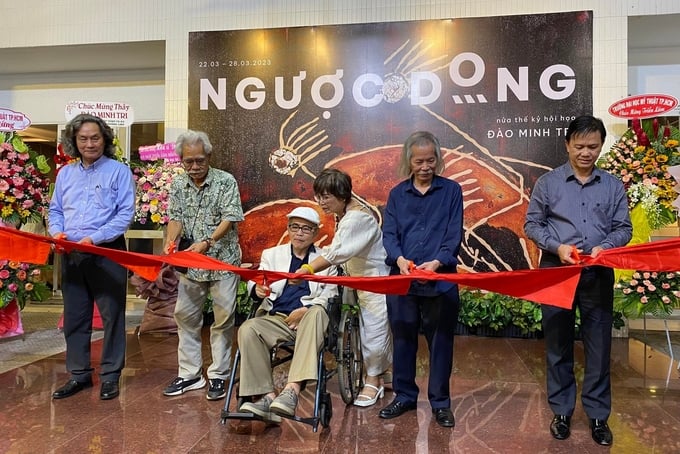 Họa sĩ Đào Minh Tri ngồi xe lăn cắt băng khai mạc triển lãm 'Ngược dòng' tối 22/3 tại TP.HCM.