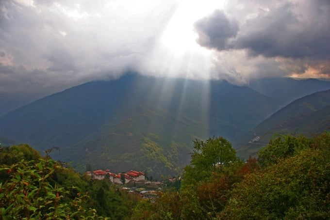 anh1-131857_634.jpg Pháo đài tu viện Trongsa Dzong nổi tiếng của Bhutan được UNESCO công nhận nằm giữa một vùng rừng núi hẻo lánh. Ảnh: Wikipedia.