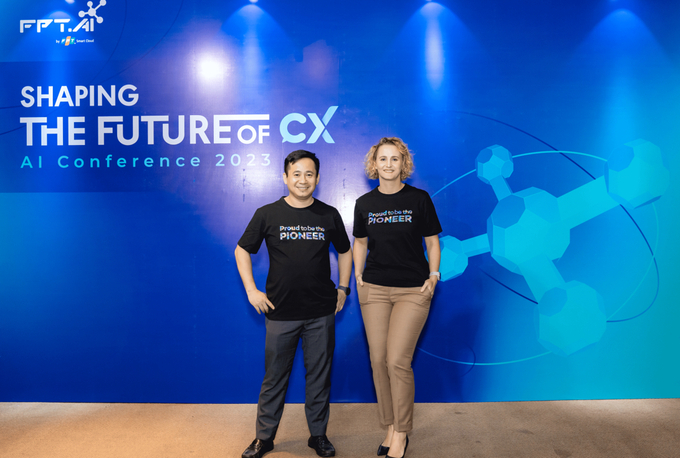 ba-anastasia-fokina--giam-doc-van-hanh-va-chuyen-doi-so-home-credit-viet-nam-chup-hinh-luu-niem-cung-ong-le-hong-viet-tong-giam-doc-fpt-smart-cloud-123741_911.jpeg Bà Anastasia Fokina - Giám đốc Vận hành và Chuyển đổi số Home Credit Việt Nam chụp hình lưu niệm cùng ông Lê Hồng Việt, Tổng giám đốc FPT Smart Cloud.