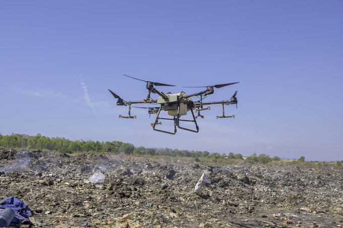 anh-4-093931_385.jpg Máy bay không người lái DJI Agras phun khử khuẩn toàn bộ 13ha bãi rác Bình Tú.