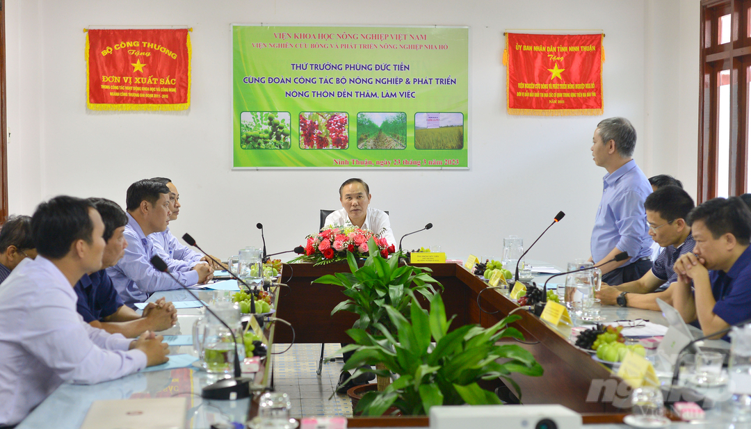 thu-truong-bo-nn-ptnt-phung-duc-tien-lam-khoa-hoc-phai-tu-thuc-tien-181641_985.jpg Tại cuộc làm việc với Viện Nha Hố, Thứ trưởng Bộ NN-PTNT Phùng Đức Tiến nhấn mạnh, làm khoa học phải từ thực tiễn, sản phẩm từ đề tài phải ra được với thị trường. Ảnh: Minh Hậu.