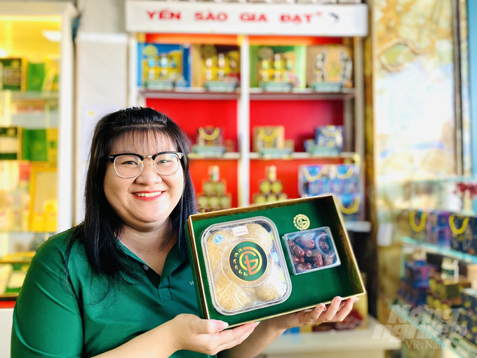 anh-3-101111_161.jpg Hiện toàn tỉnh An Giang có trên 1.000 nhà nuôi chim yến đem lại mỗi năm hơn 10 tấn tổ yến (giá bán tổ yến từ 18-20 triệu đồng/kg) mang lại doanh thu hơn 180 tỷ đồng/năm. Ảnh: Hồ Thảo.