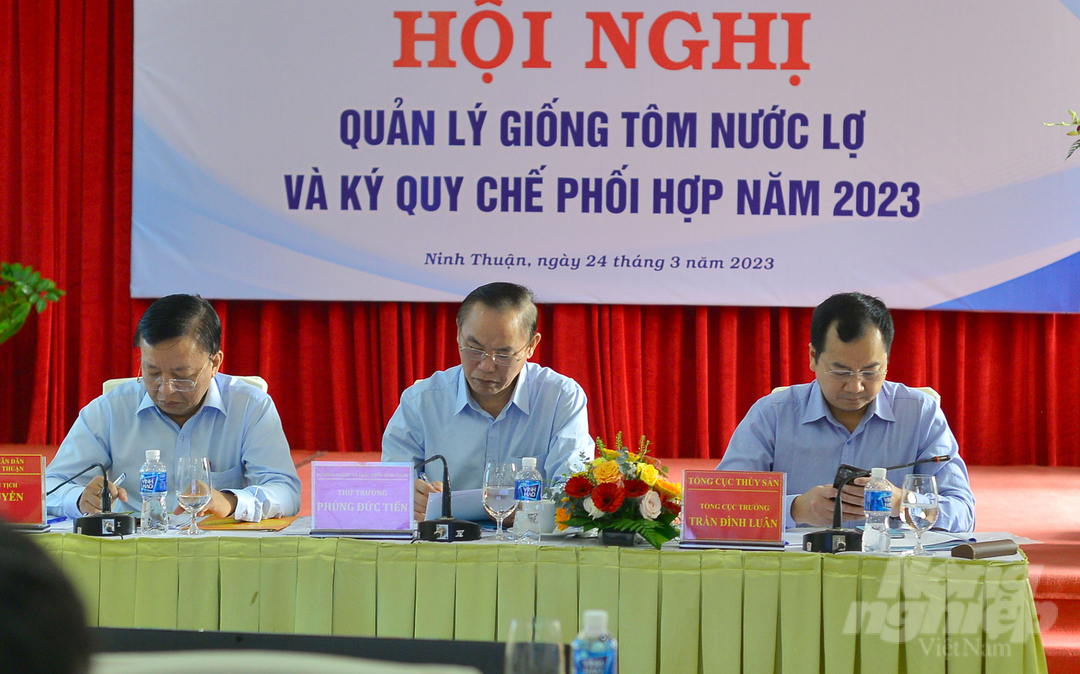 Thứ trưởng Bộ NN-PTNT Phùng Đức Tiến chủ trì Hội nghị Quản lý giống tôm nước lợ và ký quy chế phối hợp năm 2023. Ảnh: Minh Hậu.