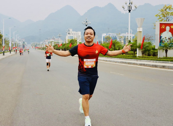 laichau-113737_678.jpg Chủ tịch UBND tỉnh Lai Châu tham dự chạy ở cự ly 10km phong trào. Ảnh: T.L