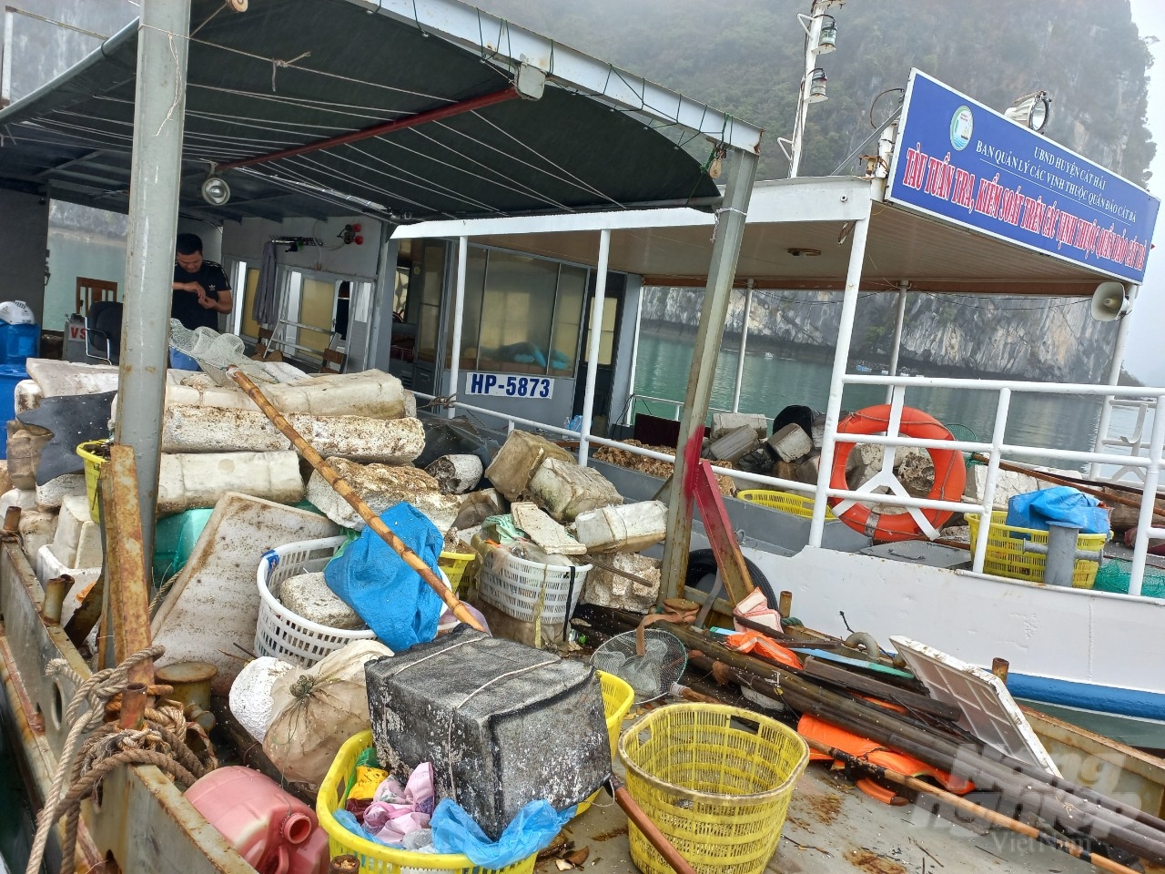Rác thải chủ yếu là các phao xốp nuôi trồng thủy sản. Ảnh: Đinh Mười.