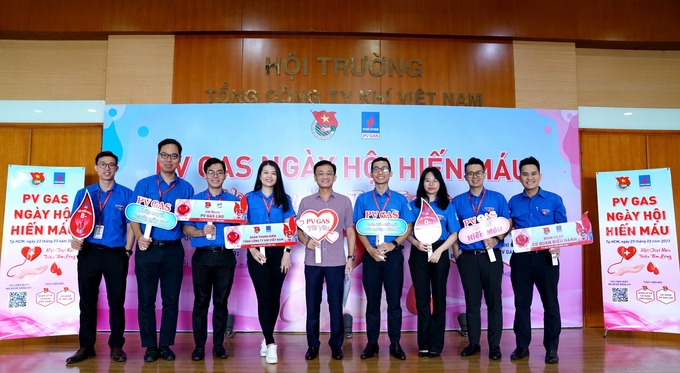 1-ptgd-co-vu-phong-trao-081014_236.jpg Phó Tổng giám đốc PV GAS Trần Nhật Huy cổ vũ Ngày hội Hiến máu nhân đạo 2023.