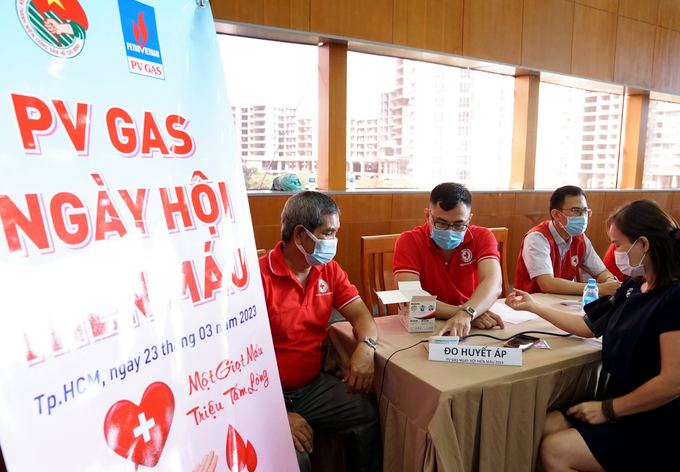 2-kham-suc-khoe-081013_867.jpg Người hiến máu được các chuyên gia y tế khám và tư vấn sức khỏe ngay tại Ngày hội.