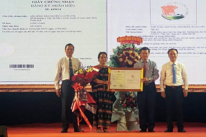 bo-aluoi4-171119_291.jpg Lễ công bố nhãn hiệu tập thể 'Thịt Bò vàng A Lưới'. Ảnh: Công Điền.