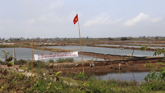 a29a-075838_855.jpg Không riêng xã Nghĩa Lợi, nhiều xã ven biển thuộc huyện Nghĩa Hưng như Phúc Thắng, Nam Điền, Nghĩa Thắng…, hàng trăm hộ dân nuôi trồng thuỷ sản khác cùng chung cảnh ngộ.