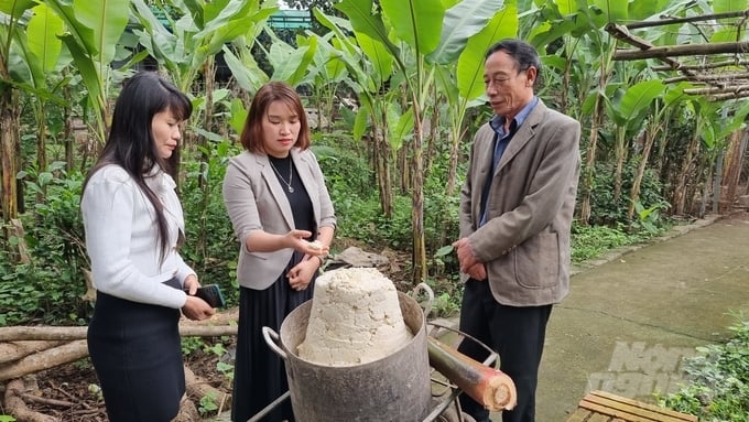878253aa5bf487aadee5-003810_125.jpg Ông Cường chia sẻ về những loại nguyên liệu như bã đậu, chuối và cách chế biến thức ăn cho lợn rừng. Ảnh: Toán Nguyễn.