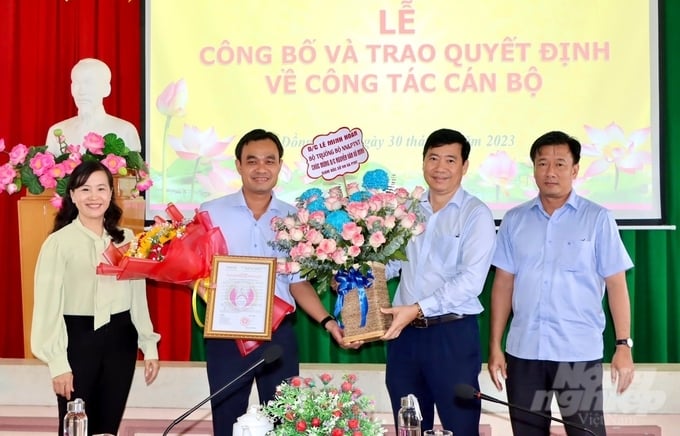 z4223841662058_1c9b1ec57569922d48f29d77d2a1336c-151808_235.jpg Chủ tịch UBND tỉnh Đồng Tháp Phạm Thiện Nghĩa trao Quyết định và tặng hoa chúc mừng tân Giám đốc Sở NN-PTNT Đồng Tháp Nguyễn Văn Vũ Minh. Ảnh: VK.