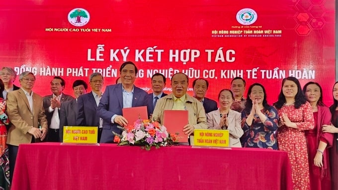 Hội Nông nghiệp tuần hoàn Việt Nam ký kết với Hội Người cao tuổi Việt Nam hợp tác đồng hành phát triển nông nghiệp hữu cơ, kinh tế tuần hoàn. Ảnh: Hoàng Anh.