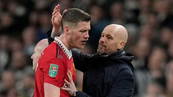 HLV Erik ten Hag hoàn toàn tin tưởng Wout Weghorst. Ảnh: Express.