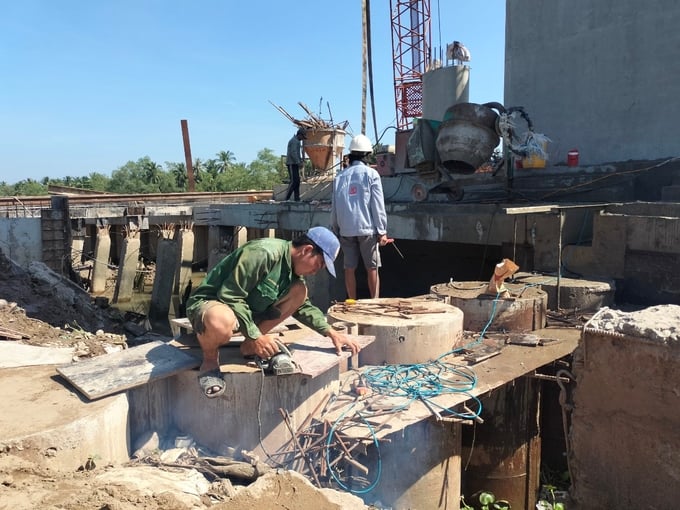z4231739513188_973498439bdbd6a8ce09646e81185581-162815_970.jpg Thi công cống ngăn mặn Phú Phong. Ảnh: Minh Đảm.
