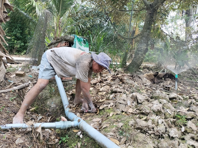 z4231739597257_f79fb41f6212e74fce75642405d44f64-162815_281.jpg Người dân ven sông Tiền tưới cây sầu riêng vào mùa khô. Ảnh: Minh Đảm.