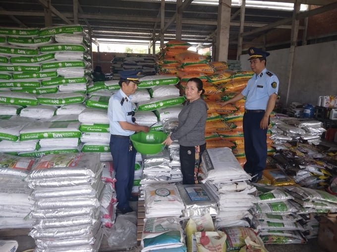 0-121234_926.jpeg Lực lượng chức năng tiến hành lấy mẫu thức ăn chăn nuôi tại một đại lý để đi phân tích.