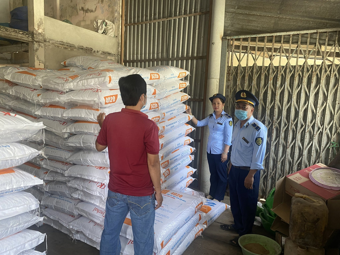4-121316_709.jpeg Kiểm tra lấy mẫu thức ăn chăn nuôi trên thị trường.