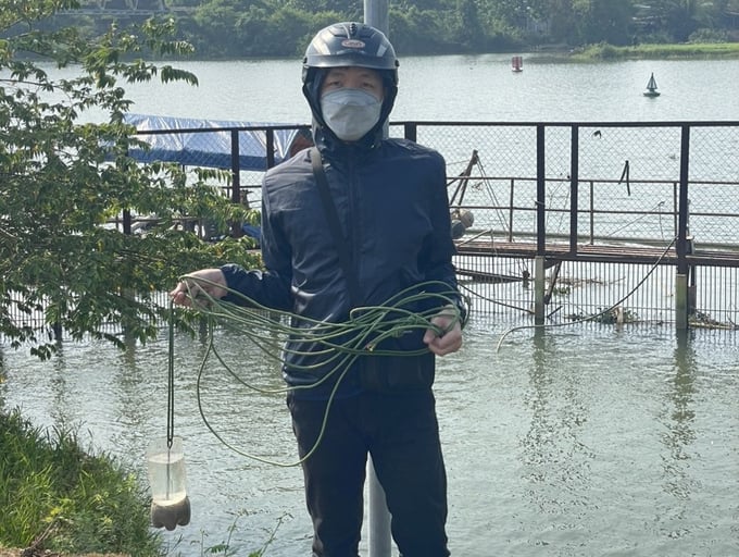 Lấy mẫu phân tích chất lượng nước tại vị trí thượng lưu Nhà máy nước Cầu Đỏ. Ảnh: T.L.  