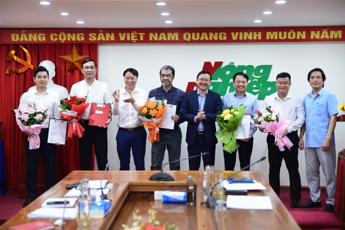 chuc-mung-cac-dong-chi-duoc-bo-nhiem-140223_654.jpg Lãnh đạo Đảng ủy, Ban Biên tập trao Quyết định bổ nhiệm, tặng hoa chúc mừng các đồng chí được bổ nhiệm, trao nhiệm vụ mới tại Tòa soạn hội tụ Báo Nông nghiệp Việt Nam. Ảnh: Tùng Đinh