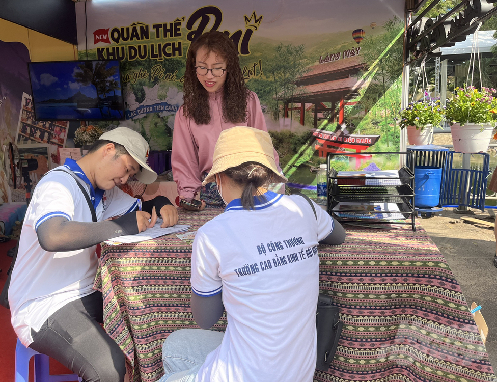 Bà Nguyễn Thị Thiên Nga, Quản lý Kinh doanh Quần thể Khu du lịch PI NI Đà Lạt tư vấn lựa chọn tour đến người tham quan tại Ngày hội Du lịch TP. HCM. Ảnh: Nguyễn Thủy.