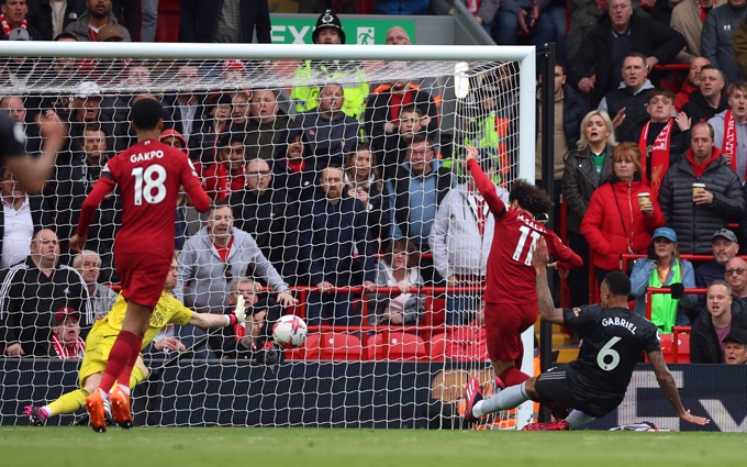 liv-001346_678.jpeg Mohamed Salah rút ngắn tỷ số của trận đấu. Ảnh: Dailymail.