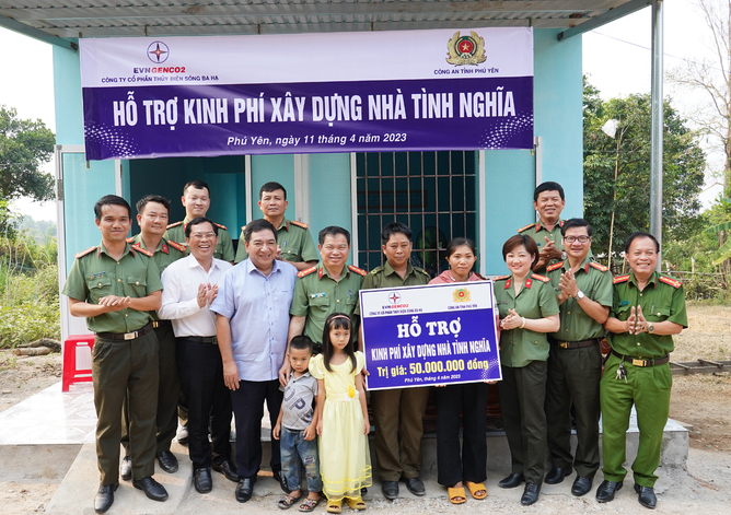 Công ty Cổ phần Thủy điện Sông Ba Hạ phối hợp Công an tỉnh Phú Yên hỗ trợ kinh phí xây nhà cho công an viên có hoàn cảnh khó khăn. Ảnh: HT.