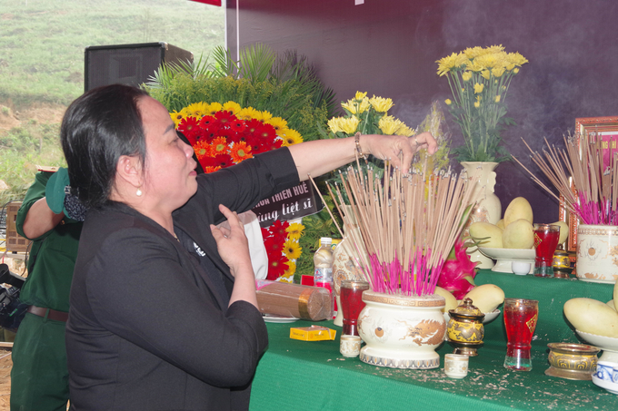 anh-09-170957_814.jpg Người thân các liệt sĩ thắp hương tại lễ khởi công. Ảnh: Quang Đạo.