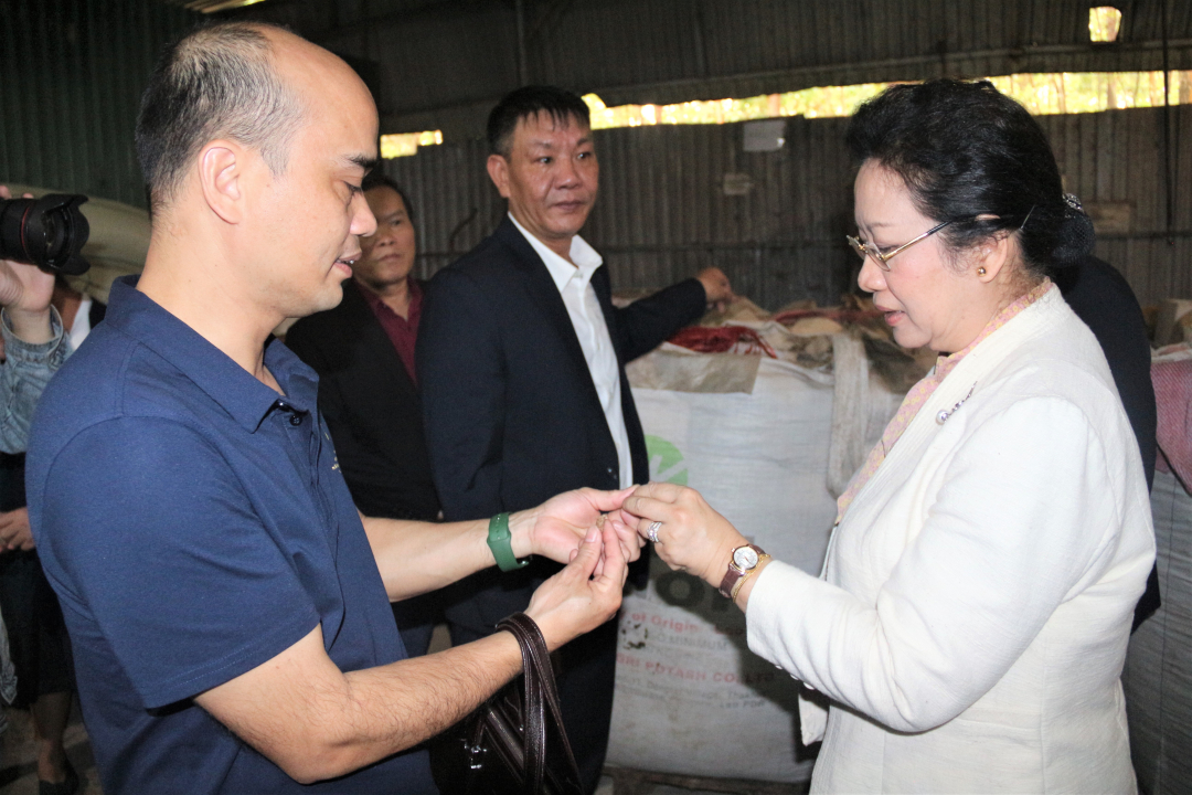 Chia sẻ về tiềm năng của sản phẩm nấm trên thị trường với phu nhân Viphavanh Phomvihane, ông Triệu Quang Trung (giữa), Giám đốc Công ty KMS cho biết, nhu cầu tiêu thụ nấm của thị trường toàn cầu liên tục tăng mạnh trong nhiều năm trở lại đây. Thị trường nấm toàn cầu được dự báo sẽ đạt hơn 86,6 tỷ USD vào năm 2025. Thêm vào đó, phong trào ăn chay do những lo ngại về sức khỏe của việc ăn quá nhiều thực phẩm nguồn gốc động vật cũng làm tăng nhu cầu của những nguồn protein thay thế, trong đó có nấm.