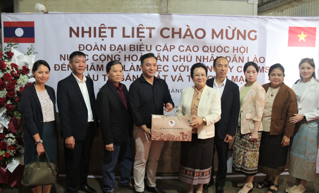 Nhân chuyến thăm và làm việc của Đoàn đại biểu Quốc hội nước Cộng hòa Dân chủ nhân dân Lào do Chủ tịch Quốc hội Xaysomphone Phomvihane làm trưởng đoàn, ngày 11/4, phu nhân Chủ tịch Quốc hội Lào, bà Viphavanh Phomvihane (thứ 5 từ phải vào) đã tới thăm cơ sở sản xuất nấm của Công ty Cổ phần KMS Đầu tư Sản xuất và Thương mại (Công ty KMS) tại thôn Thanh Sơn, xã Minh Phú, huyện Sóc Sơn, TP. Hà Nội.