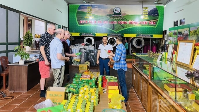 Du khách nước ngoài đến tham quan cơ sở sản xuất chè. Ảnh: Toán Nguyễn.