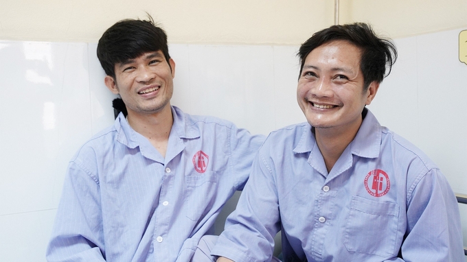 cong-nhan-mo-ket-trong-lo-13-tieng-toi-nghi-minh-se-chet-111842_829.jpg Niềm vui của thợ lò Bùi Tất Tuyên và Phạm Công Nhiên sau khi được giải cứu, sức khoẻ đã ổn định, bình thường. Ảnh: Phạm Cường.